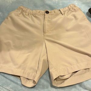 Men’s size medium chubbies water repellent/stretch shirt with 6 in inseam.